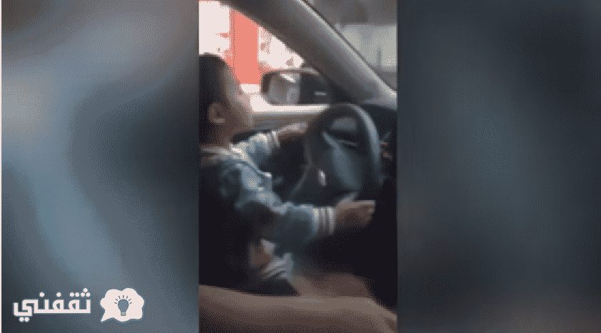بالفيديو.. طفل عمره 4 سنوات يقود سيارة بمهارة عالية في شارع مزدحم