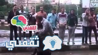 بالفيديو رجل يستغل الأمطار الغزيرة بالاسكندرية وينقل المواطنين على كتفه