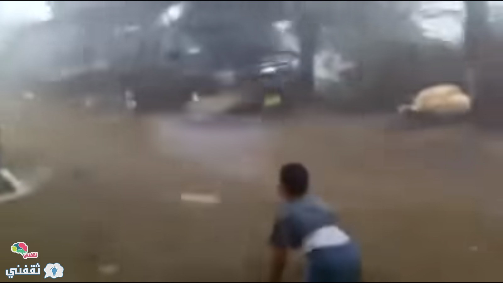 فيديو: لحظة وصول إعصار تشابالا إلى عمان و هروب الناس منة و حجم الدمار الهائل
