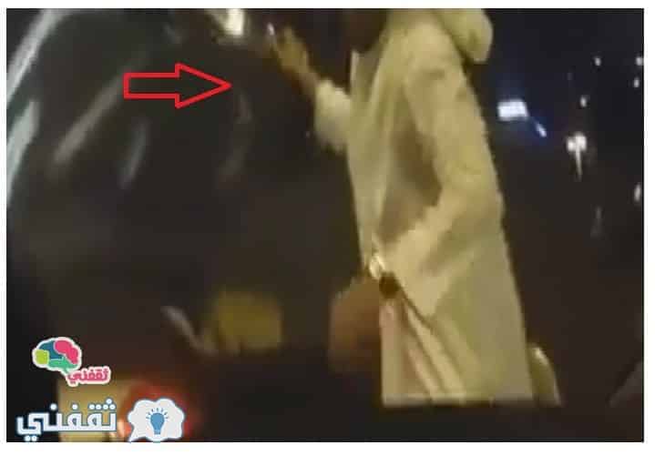 بالفيديو مواطن سعودى يقوم بالاعتداء على شاب مصري و تهشيم سيارته أمام والدته