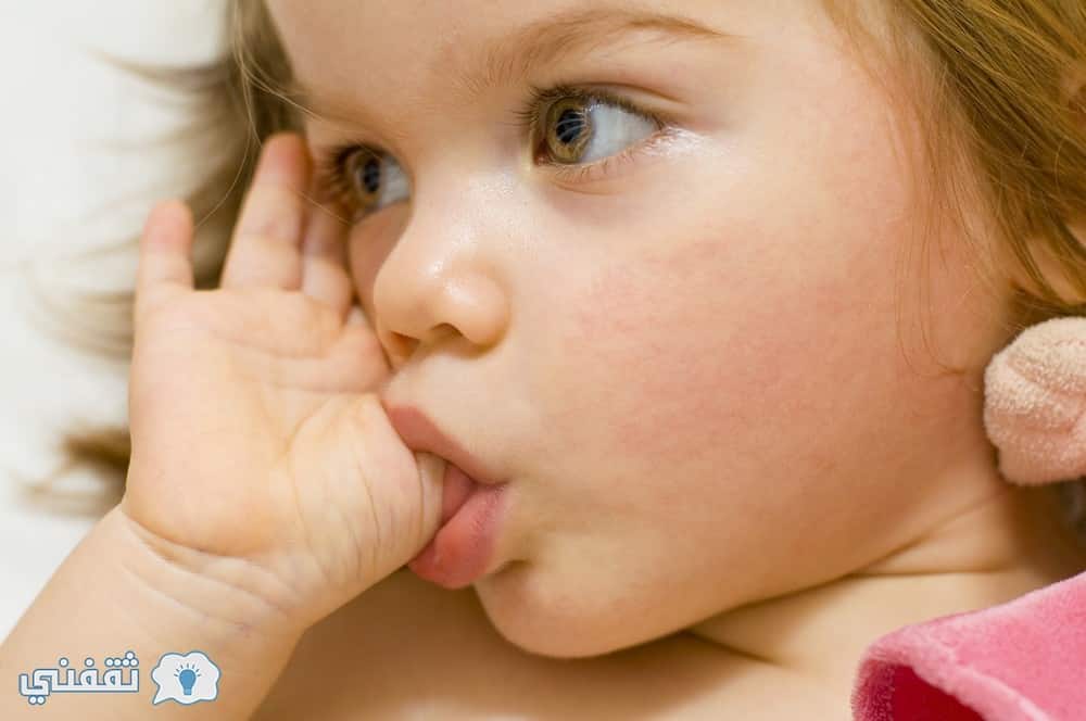 علاج مشكلة مص الأصابع عند الأطفال ومضاعفاتها