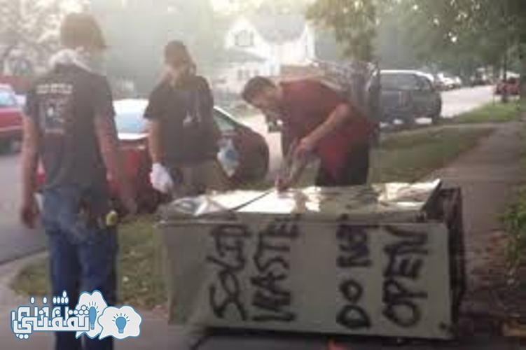 بالفيديو : شباب يعثرون على ثلاجة مكتوب عليها “ممنوع الفتح” …شاهد ماذا وجدوا بدخلها ؟