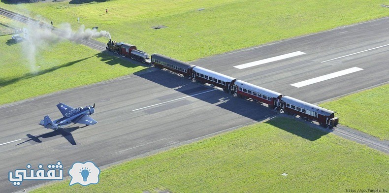 قطار يقطع طريق طائرة في مطار جيسبورن