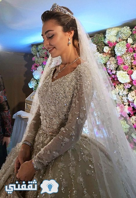 32AAFD7B00000578-3514779-Flawless_According_to_Russian_Tatler_the_bride_her_make_up_done_-m-7_1459330888589