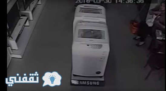 سيدة تقوم بسرقة هاتف محمول غالى الثمن وتضعه فى مكان غريب وكاميرات المراقبة تكشفها