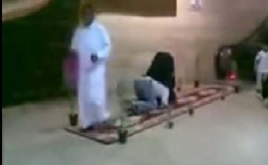 شاهد ماذا فعل هذا الشاب بوالدته فيديو يجعل البدن يقشعر