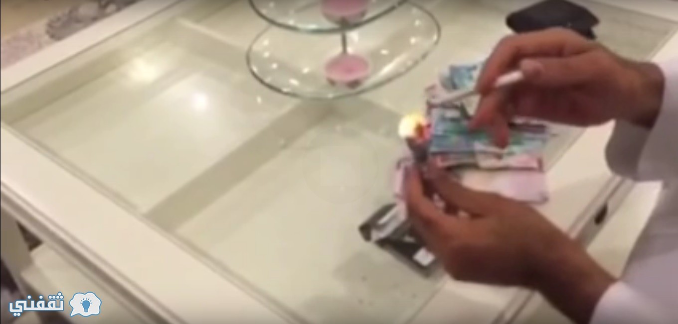 فيديو شاب كويتي يستفز رواد السوشيال ميديا بعد أن أشعل سيجارته بأوراق النقود