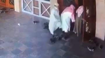 فيديو لثلاث أشخاص يسرقون رجل مسن أمام مسجد بالمملكة