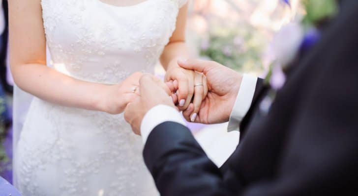 مشاكل بين اهل العروسة أدت الى ضرب العروسين معا