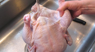تحذير غسل الدجاج واللحوم قبل الطهي