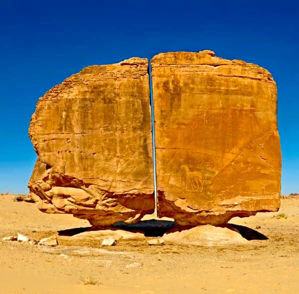 تعرف على قصة الصخرة المشطورة بالمملكة العربية السعودية