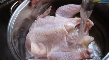 احذر أضرار غسل الدجاج قبل الطهي ونقل البكتيريا الضارة لمطبخك وأسرتك