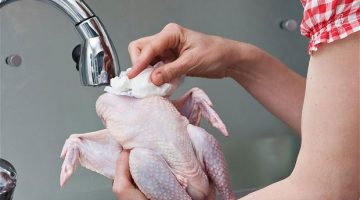 أضرار غسل الدجاج قبل الطهي يسبب الوفاة