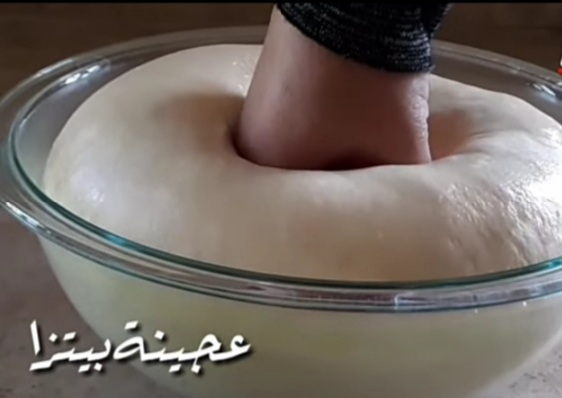 طريقة عمل البيتزا مثل الجاهزة في 10 دقائق بطريقة سهلة وبسيطة