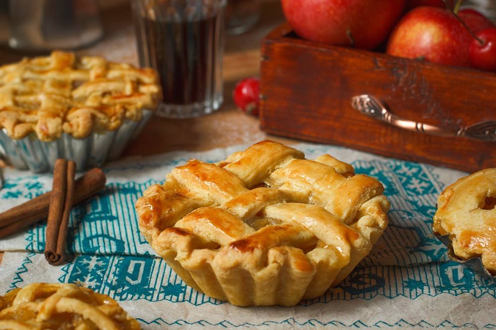 سر طعم وجمال فطيرة التفاح الأمريكية بمكونات بسيطة من المنزل