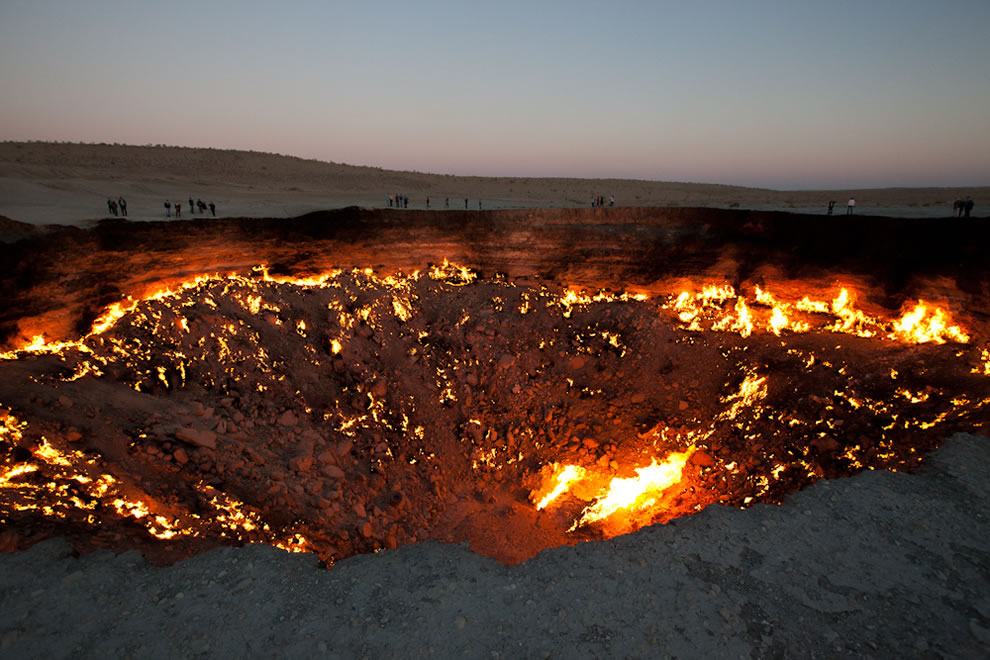 أحد أبواب جهنم على الأرض ..أسرار الحفرة المشتعلة منذ 50 عاماً