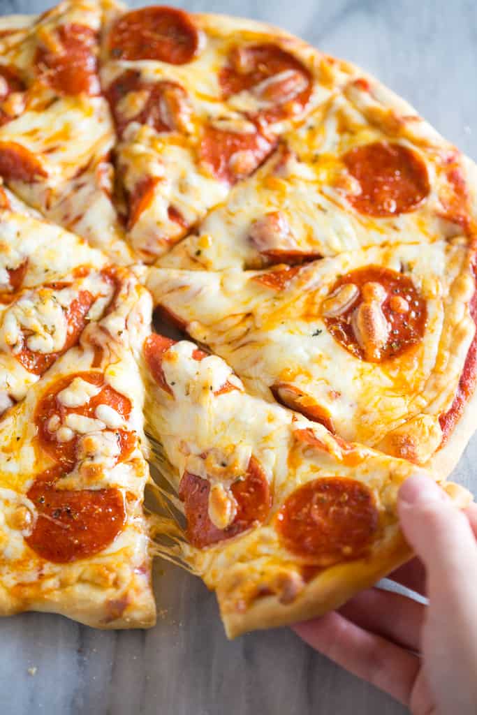طريقة عمل عجينة البيتزا بخطوات سهلة وسريعة
