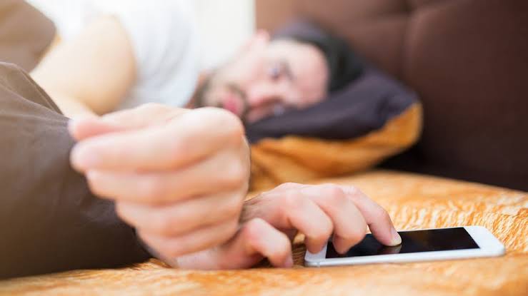أضرار تقريب الهاتف المحمول أثناء النوم
