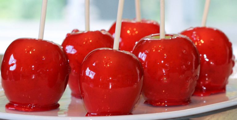 حلوي التفاح بالكراميل الأحمر محبوب الأطفال