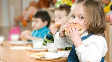 أنواع طعام تقدم الى الطفل لزيادة التركيز والانتباه في المدرسة