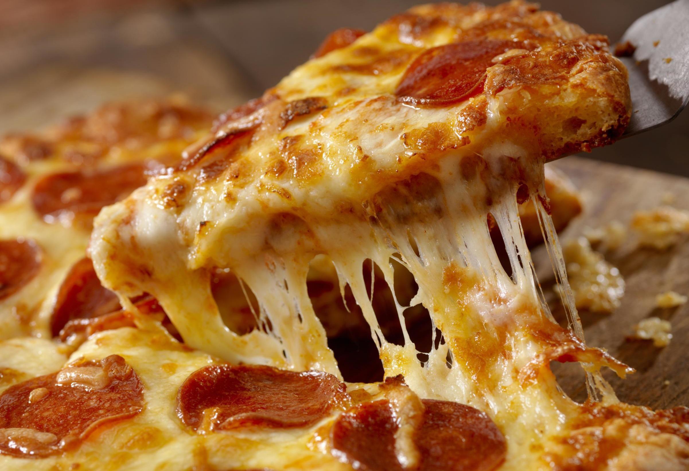 طريقة عمل عجينة البيتزا بخطوات سهلة وسريعة مثل المطاعم