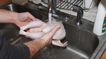 أضرار غسل الدجاج بالماء قبل الطهي