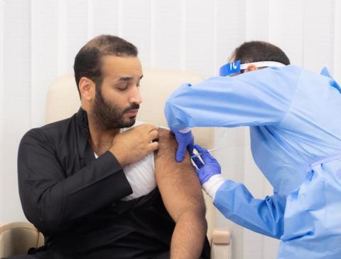 الأمير محمد بن سلمان يتلقى الجرعة الأولى من اللقاح و رسالة من وزير الصحة