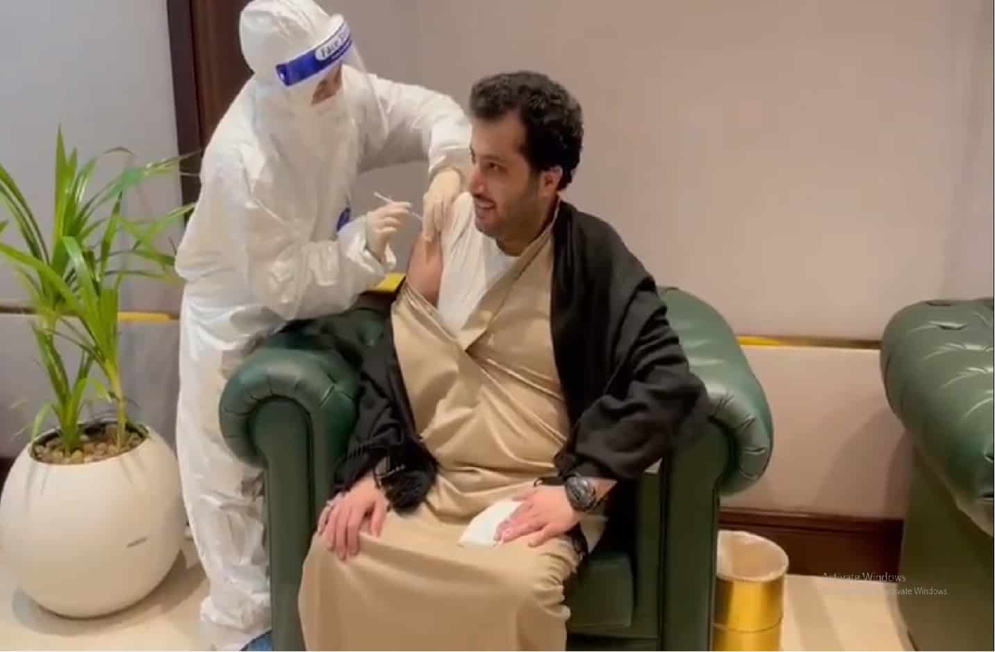تركي ال الشيخ يتلقى اللقاح
