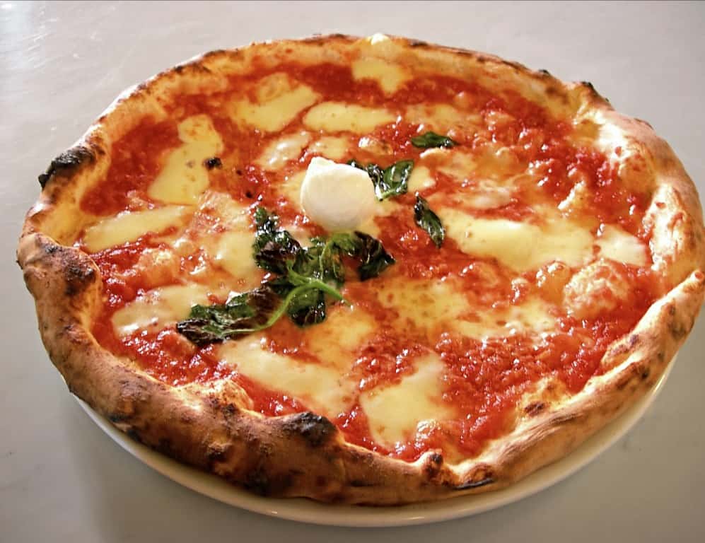 طريقة عمل البيتزا الإيطالي والشرقي
