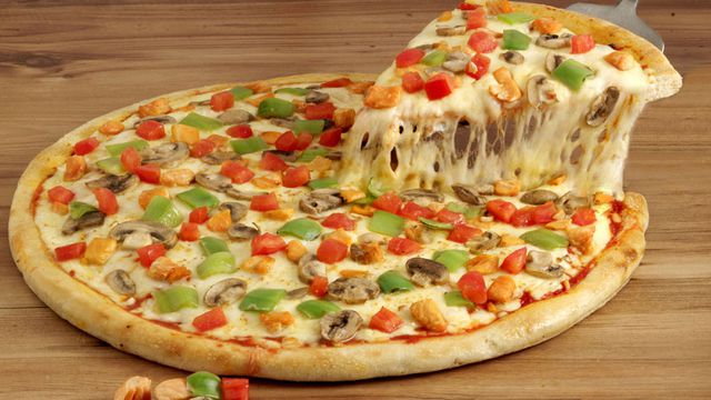 طريقة عمل عجينة بيتزا الدجاج بخطوات سهلة وبسيطة وبطعم لذيذ وجذاب