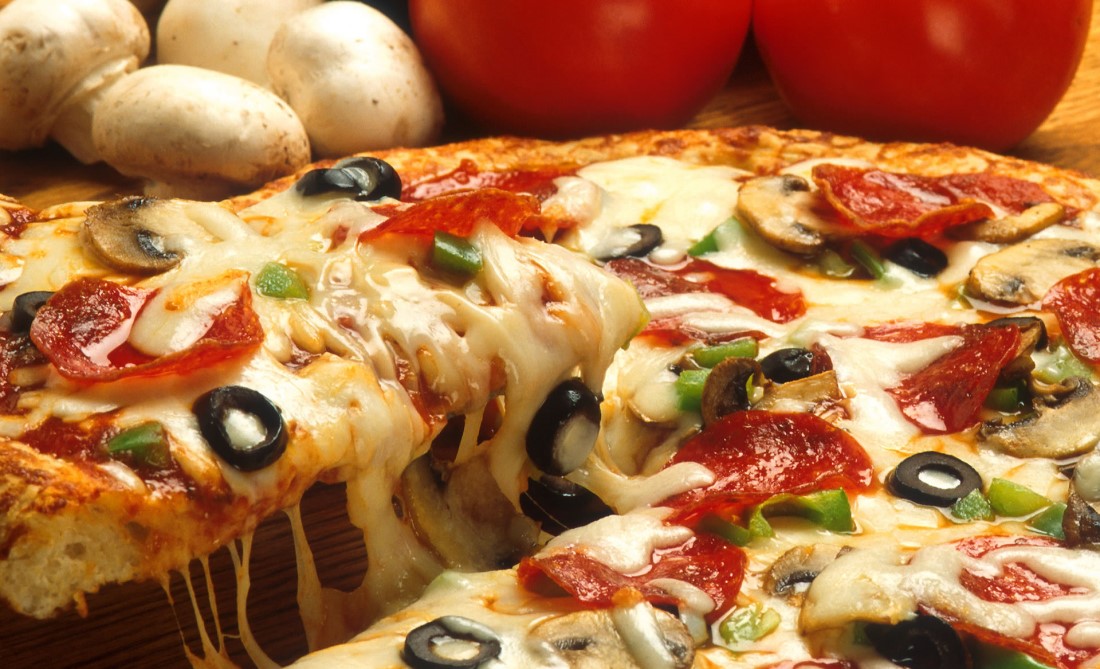 طريقة عمل البيتزا في البيت بمكونات بسيطة وغير مكلفة بعجينة هشة وطرية ذي المطاعم