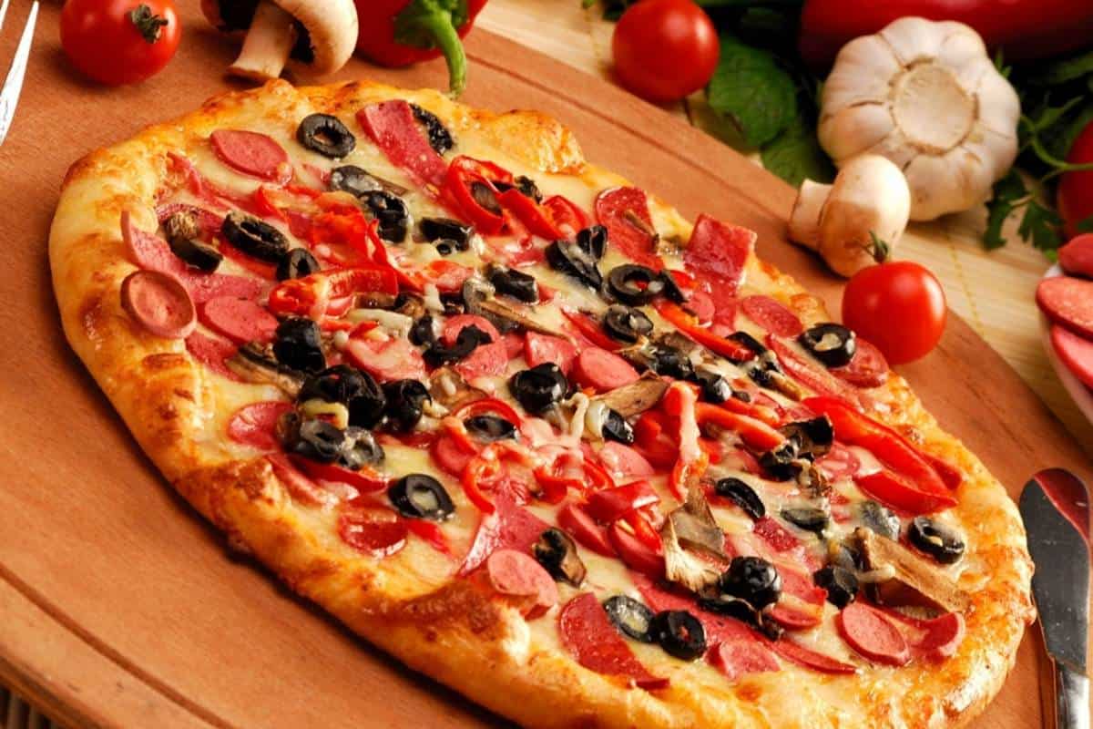 طريقة عمل البيتزا الإيطالية الأصلية السريعة لطعم أحلى من بيتزا هت