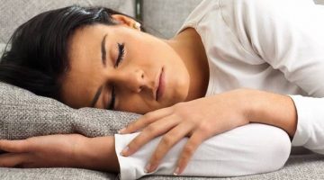 وضعيات النوم المسببة لتجاعيد الوجه