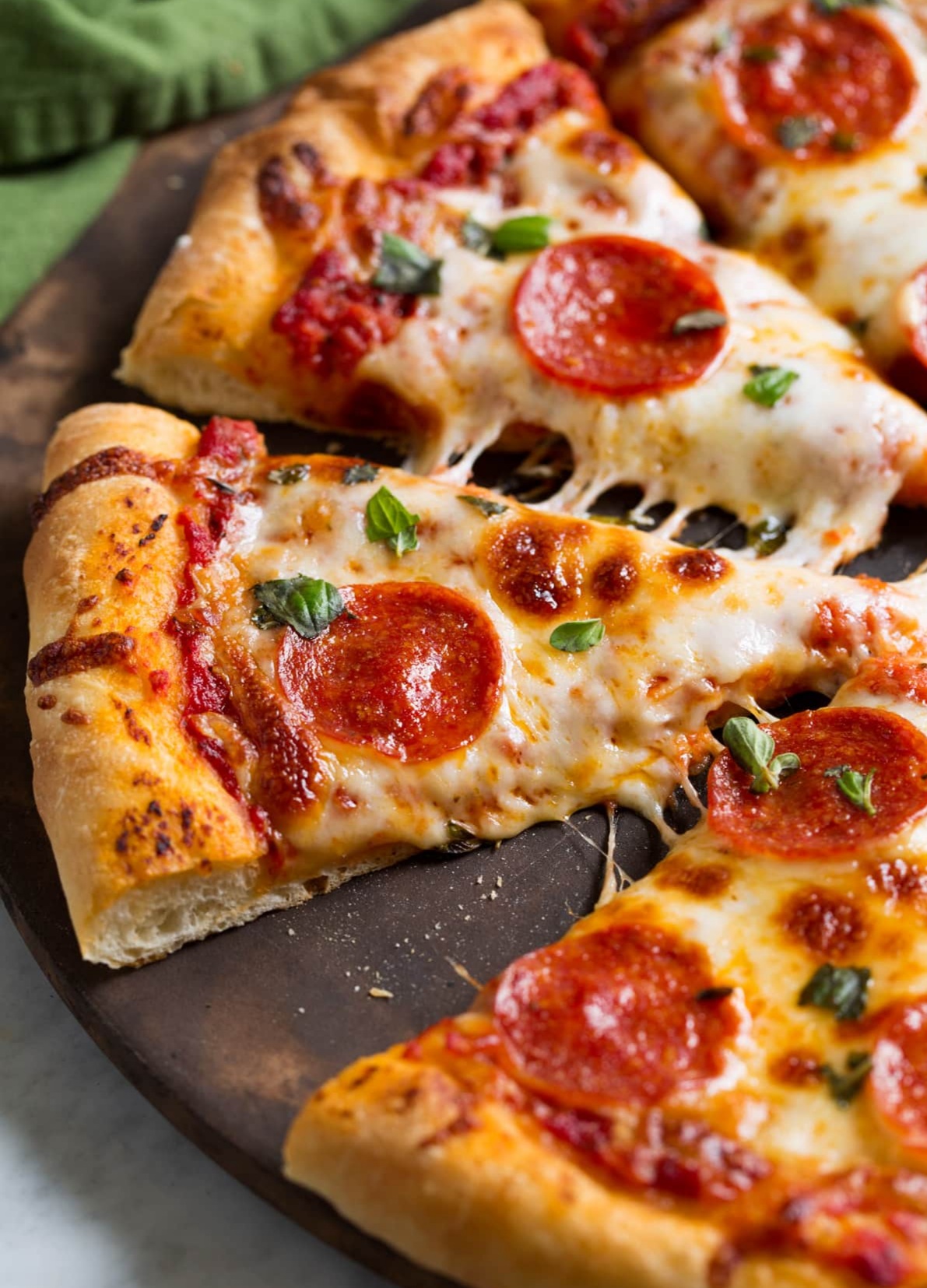 طريقة عمل عجينة البيتزا بالكوب في 10 دقائق كالمحترفين