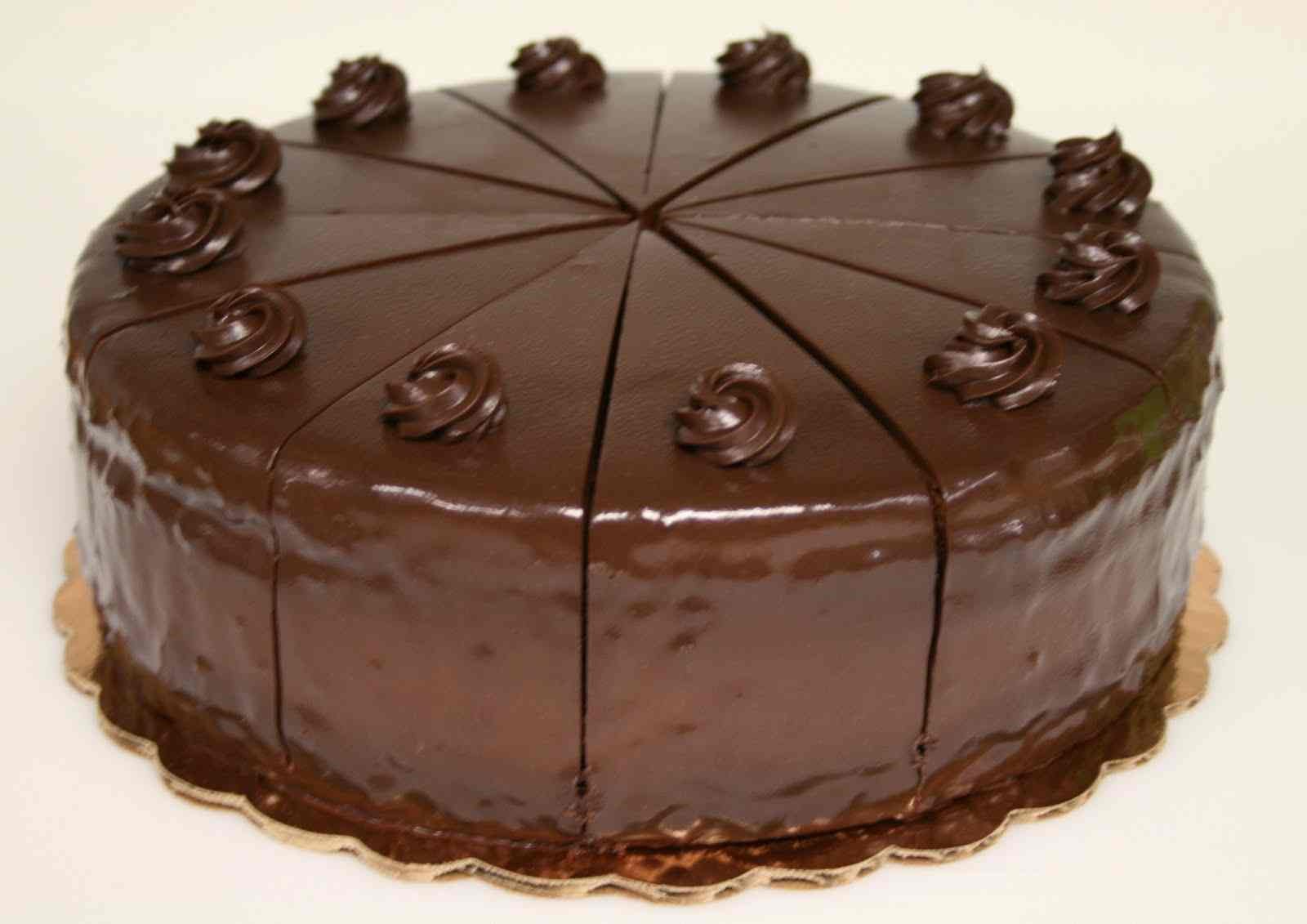 كيكة الشوكولاته الاسفنجيه بالصوص الرهيب بطريقة سهله فى الخلاط وهشه جداا بطعم رائع ثقفني