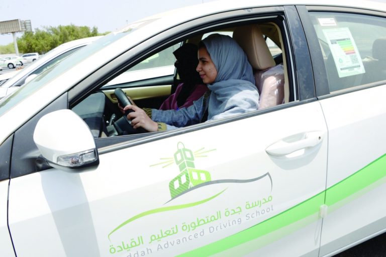 شروط ورسوم التسجيل في مدارس تعليم القيادة للنساء بالمملكة السعودية ثقفني