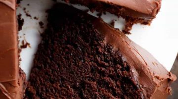 طريقة عمل الكيكة الشوكولاتة بصوص الشوكولا اللذيذ بمكونات اقتصادية