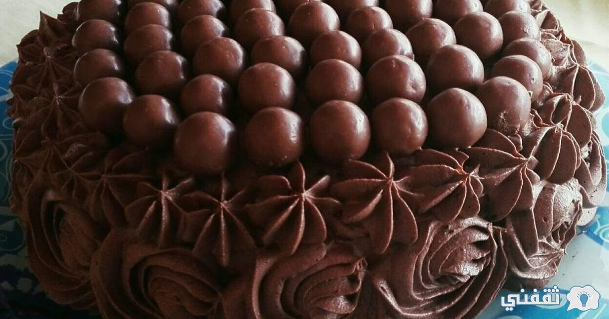 طريقة عمل كيكة الشوكولاتة الإسفنجية وطريقة تزيننها