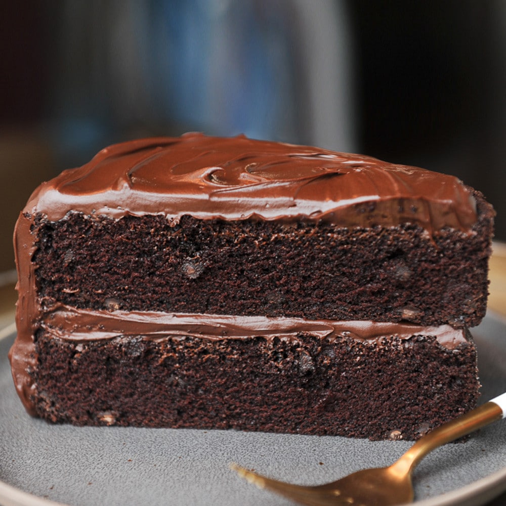 طريقة عمل الكيك الشوكولاتة الهشة بمكونات بسيطة موجودة فالمنزل