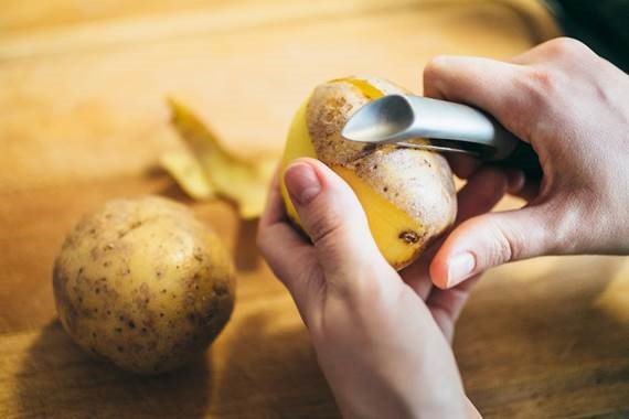 استخدام قشر البطاطس لتنظيف الأطباق