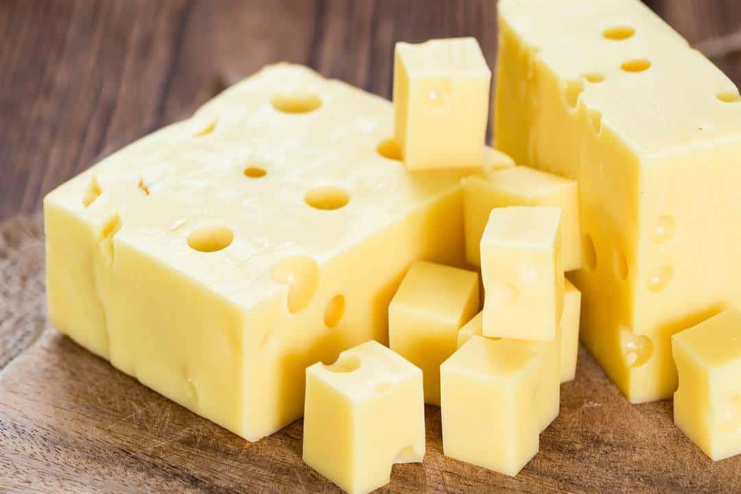 مخاطر الإفراط بتناول الجبن الرومي