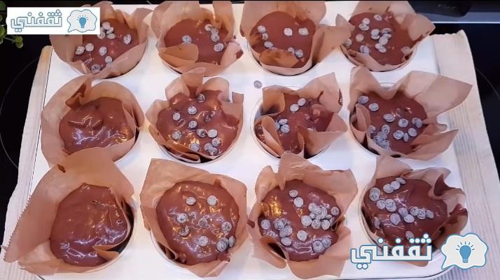 نقوم-بتوزيع-خليط-الشوكولاتة-في-قوالب-الكب-كيك-ثم-نزينها-بحبيبات-شوكولاتة-صغيرة