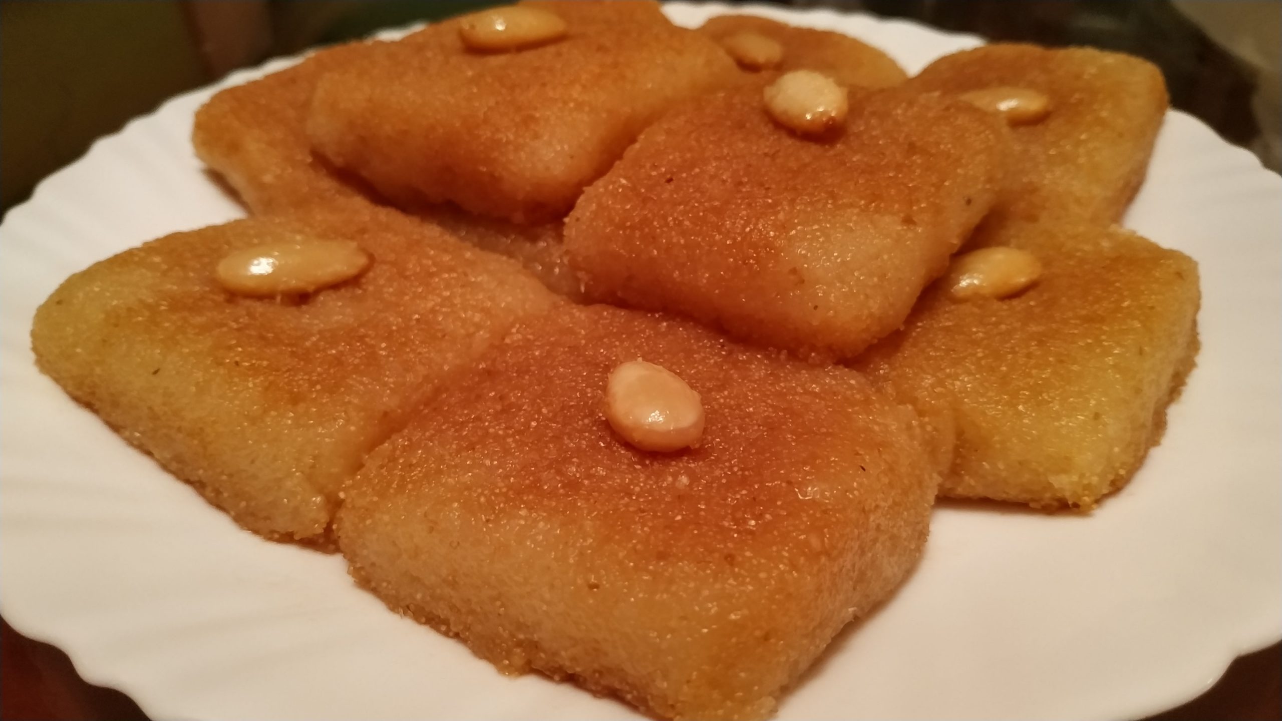طريقة عمل البسبوسة بالمنزل بمكونات بسيطة ومثل الجاهزة ثقفني