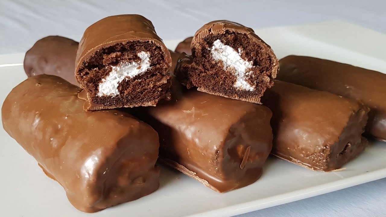 طريقة عمل كيكة الشوكولاتة بحشوة الكريمة وصوص الشوكولاتة