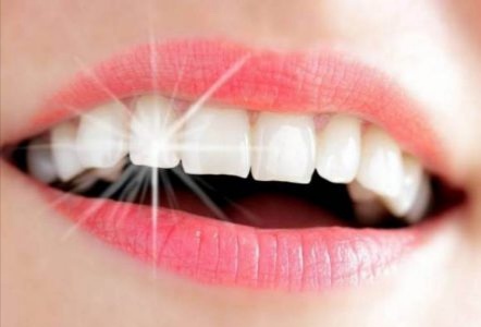 طرق طبيعية لتبييض الأسنان