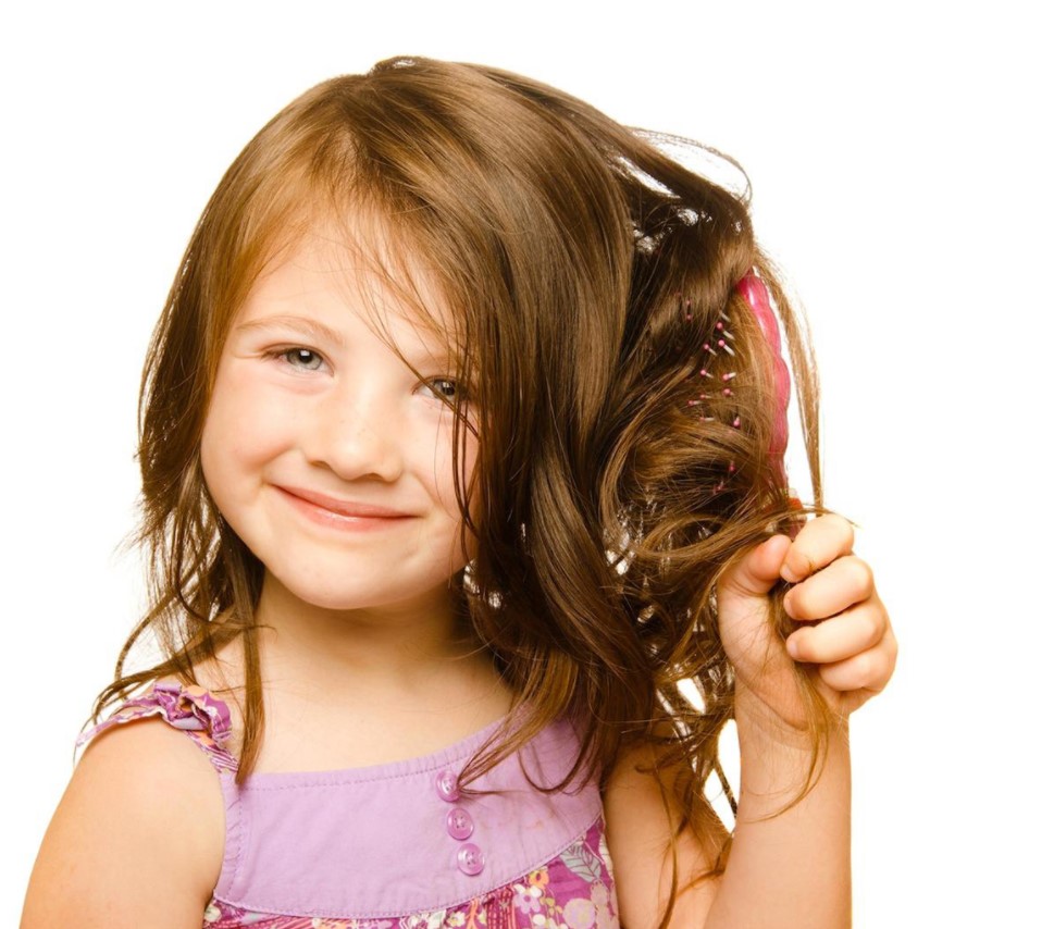 أسباب تساقط الشعر من الجزور وطرق علاج المشكلة عند النساء والرجال