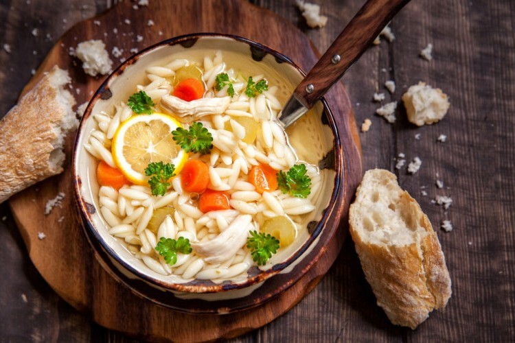 طريقة عمل شوربة لسان العصفور بالفراخ والليمون اللذيذة وبأقل تكلفة