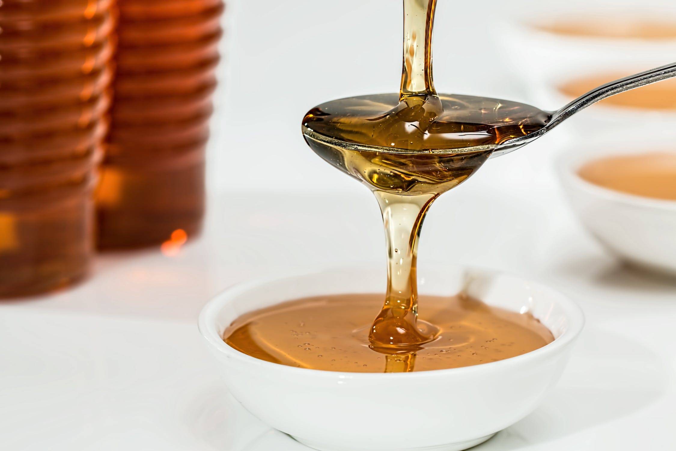 طرق العناية بالشعر الجاف والتالف بالعسل