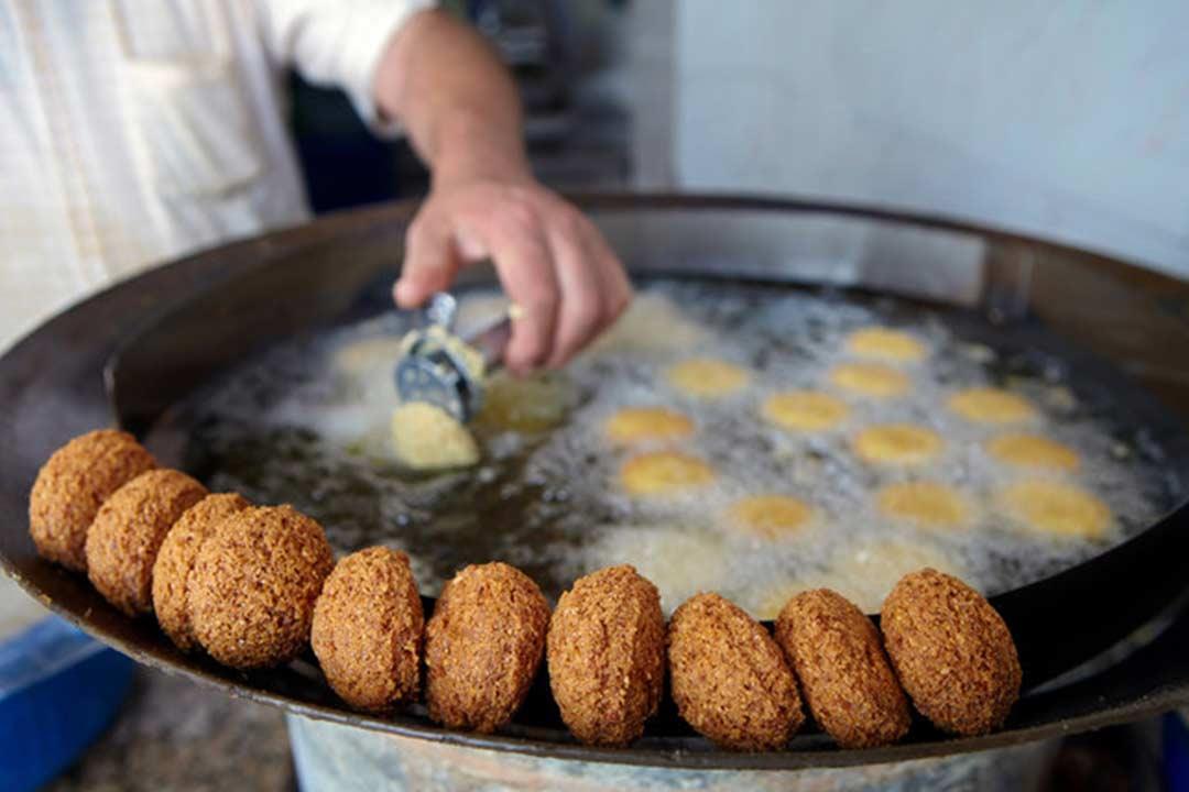 طريقة عمل الطعمية هشة بدون ما تشرب نقطة زيت زي الجاهزة