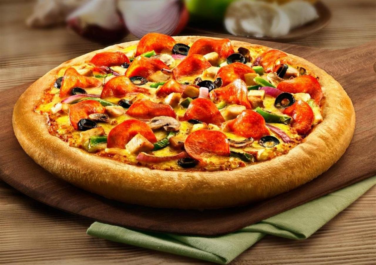 طريقة عمل البيتزا الإيطالية الشهية اللذيذة مثل أشهر المطاعم